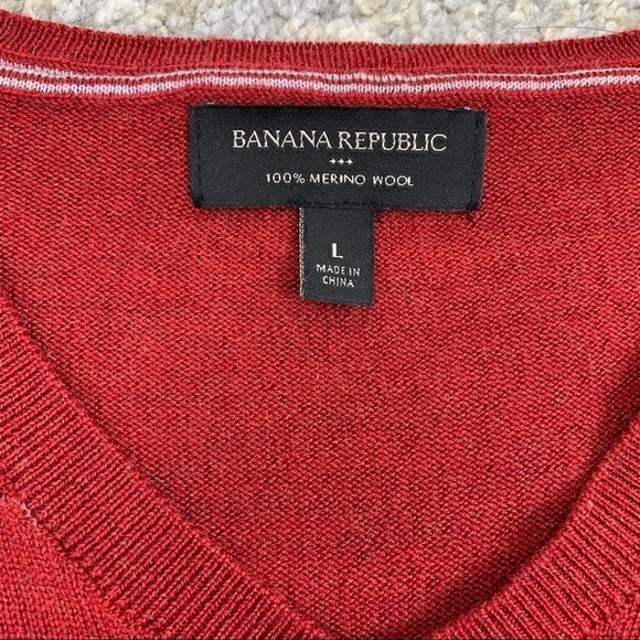 BANANA REPUBLIC Women 100% Merino Wool Thin knit Sweater RED V- Neck L - Picture 2 of 8